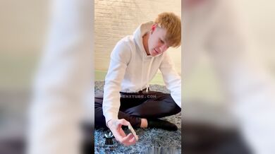 Biondino gay segato e succhiato dall'amico arrapato