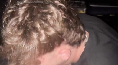 Porco italiano fa salire in auto un biondo succhia cazzi