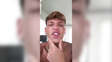 Video di un gran fico di tiktok anche lui sicuramente gay