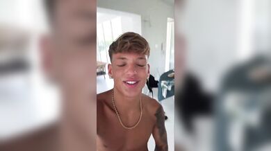Video di un gran fico di tiktok anche lui sicuramente gay