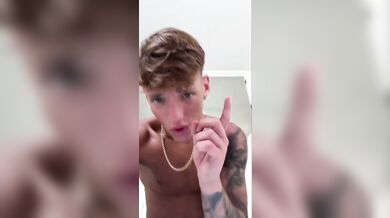Video di un gran fico di tiktok anche lui sicuramente gay