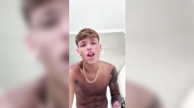 Video di un gran fico di tiktok anche lui sicuramente gay
