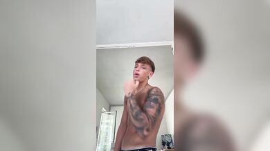 Video di un gran fico di tiktok anche lui sicuramente gay