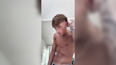 Video di un gran fico di tiktok anche lui sicuramente gay