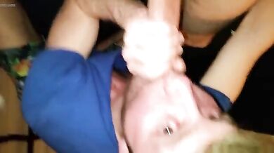 Prof dell'università si gode il pompino profondissimo di un suo studente porcello