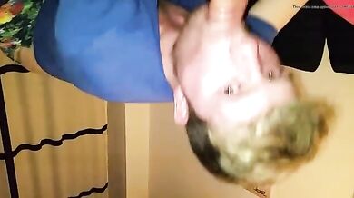 Prof dell'università si gode il pompino profondissimo di un suo studente porcello