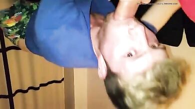 Prof dell'università si gode il pompino profondissimo di un suo studente porcello