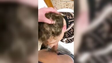 Biondo prende fino in gola il cazzo duro del suo ragazzo