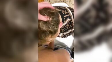 Biondo prende fino in gola il cazzo duro del suo ragazzo