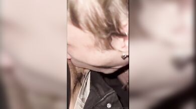 Passivo magro condiviso e scopato da due attivi maiali