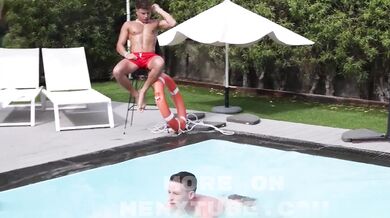 Manuel Dosio nei panni di un bagnino salva la vita e scopa un fortunato ragazzo gay