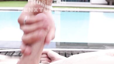 Manuel Dosio nei panni di un bagnino salva la vita e scopa un fortunato ragazzo gay