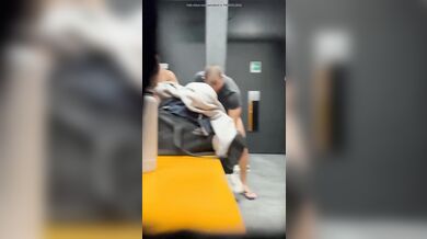 Il frocio guardone filma i cazzi degli uomini in palestra