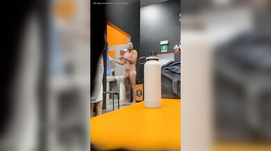 Il frocio guardone filma i cazzi degli uomini in palestra