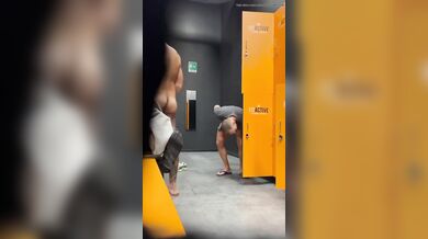 Il frocio guardone filma i cazzi degli uomini in palestra