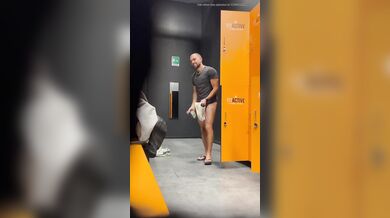 Il frocio guardone filma i cazzi degli uomini in palestra