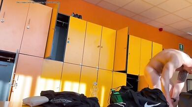 Muscolosi maturi si preparano per docciarsi in palestra ma vengono spiati