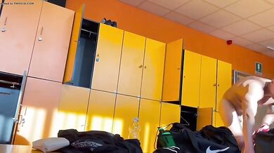 Muscolosi maturi si preparano per docciarsi in palestra ma vengono spiati