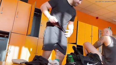 Muscolosi maturi si preparano per docciarsi in palestra ma vengono spiati