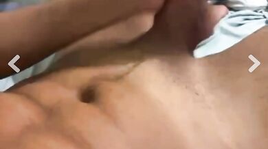 Bel maschio italiano di Roma si sega il cazzo in cam