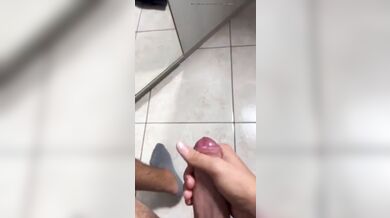 Modello gay ed influencer si spara una sega per il suo ragazzo