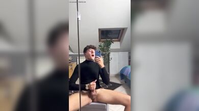 Modello gay ed influencer si spara una sega per il suo ragazzo