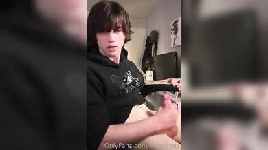 Trxisxtanx sborra due volte di fila in video esclusivo gay OF