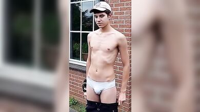 Ragazzo carino si fa una sega e sborra forte