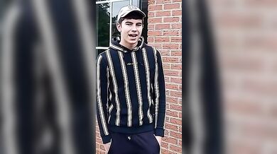 Ragazzo carino si fa una sega e sborra forte