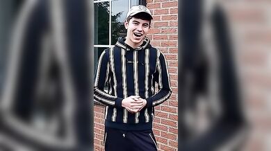 Ragazzo carino si fa una sega e sborra forte