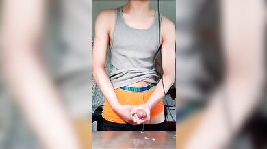 Ragazzo carino si fa una sega e sborra forte