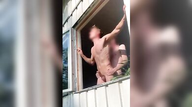 Esposizione totale di twink carino nudo in pubblico gay