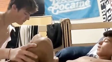 Ragazzi giovani leccano culo e scopano fino a tripla sborrata gay 199