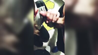 Pompino all'aperto con sborrata in bocca - video porno gay tube