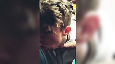 Pompino all'aperto con sborrata in bocca - video porno gay tube