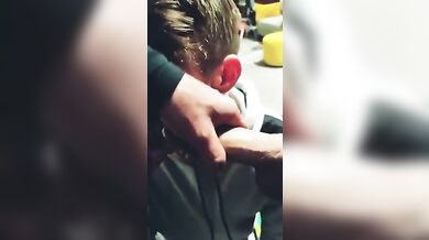 Pompino all'aperto con sborrata in bocca - video porno gay tube