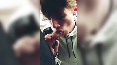 Pompino all'aperto con sborrata in bocca - video porno gay tube