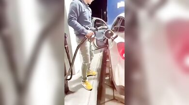 Zac si sega alla pompa di benzina - sborrata gay