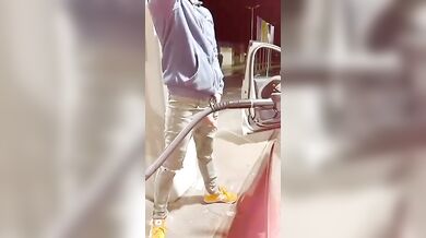 Zac si sega alla pompa di benzina - sborrata gay