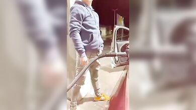 Zac si sega alla pompa di benzina - sborrata gay