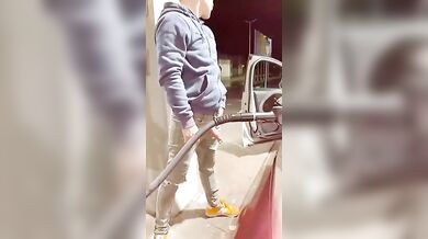 Zac si sega alla pompa di benzina - sborrata gay