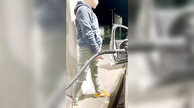 Zac si sega alla pompa di benzina - sborrata gay