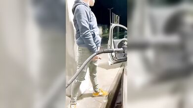 Zac si sega alla pompa di benzina - sborrata gay