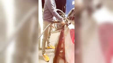 Zac si sega alla pompa di benzina - sborrata gay