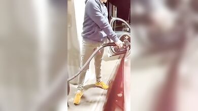 Zac si sega alla pompa di benzina - sborrata gay