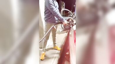 Zac si sega alla pompa di benzina - sborrata gay