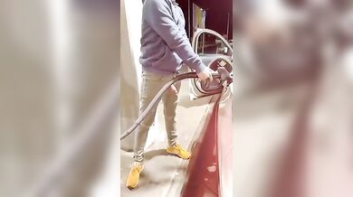 Zac si sega alla pompa di benzina - sborrata gay