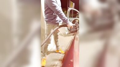 Zac si sega alla pompa di benzina - sborrata gay