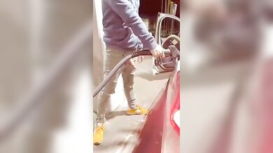 Zac si sega alla pompa di benzina - sborrata gay