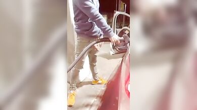 Zac si sega alla pompa di benzina - sborrata gay